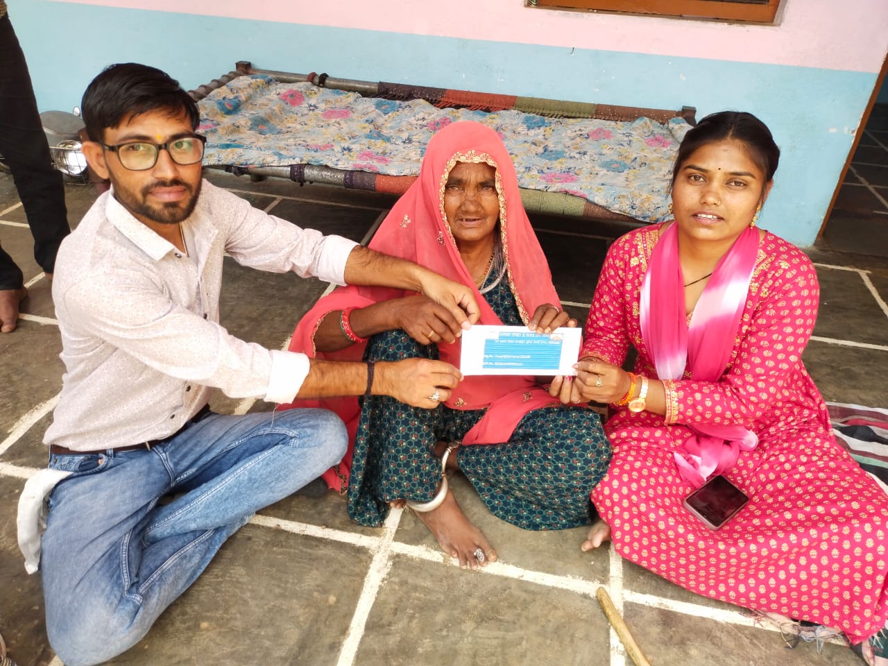 Beti janam par jan samarpan social foundation sanstha ka sahyog dete huye